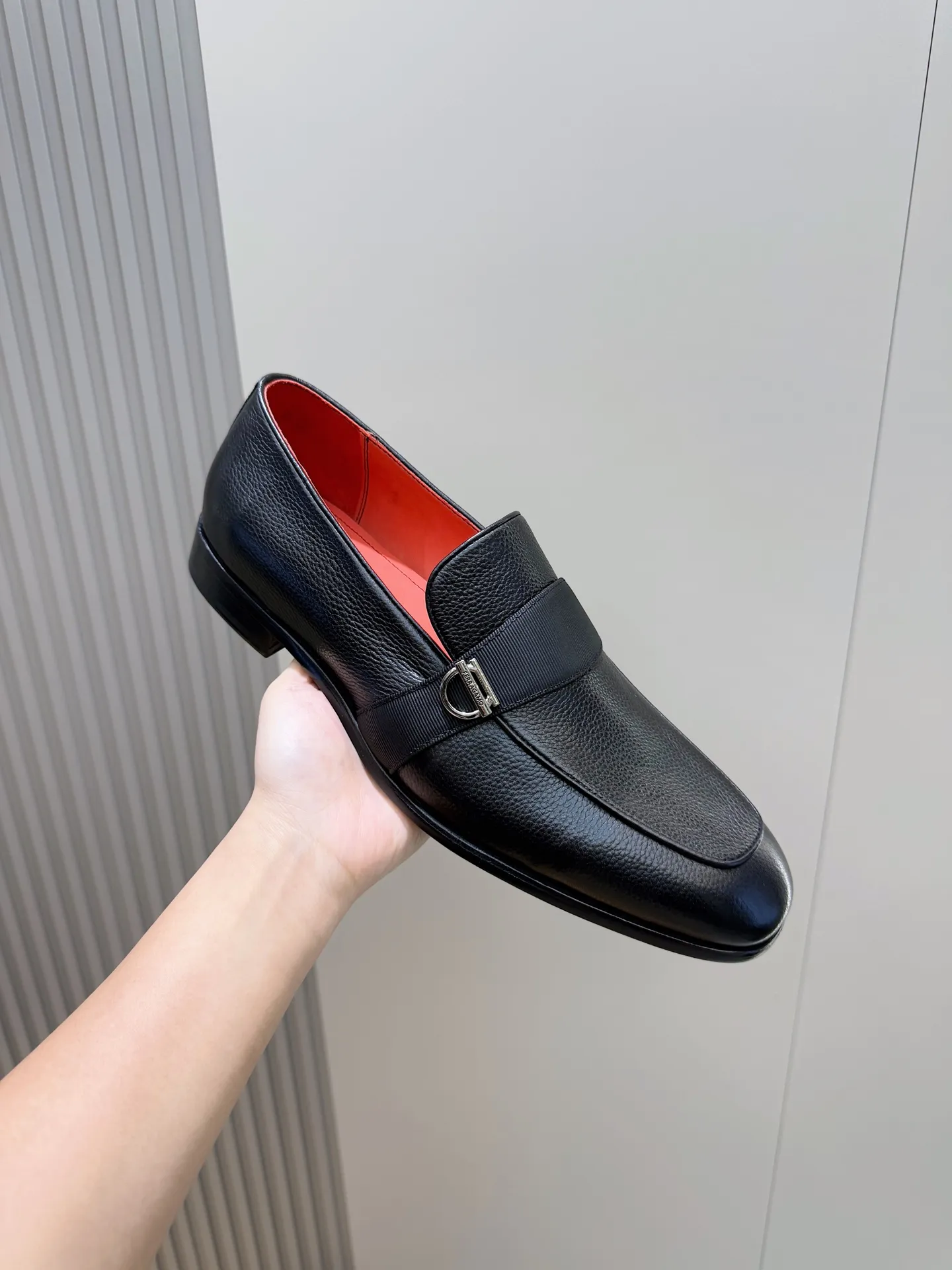 [Ferragam] Top P: 960💰 Size: 39-44 (38. 45.46 can be customized) Ferragamo Gancini buckle moccasins. These men's loafers are exquisite and gorgeous, with shiny patent leather uppers that highlight urban style. The almond-shaped toe adds a stylish touch, with three-dimensional stitching around the upper and contrasting tubular piping for a unique silhouette. The shoes are exquisitely crafted, with grosgrain ribbons and metallic Gancio buckles adding a classic touch, complementing the contrasting red accents. Finished with a slim leather sole. Imported cowhide upper + cowhide lining + genuine leather outsole.
